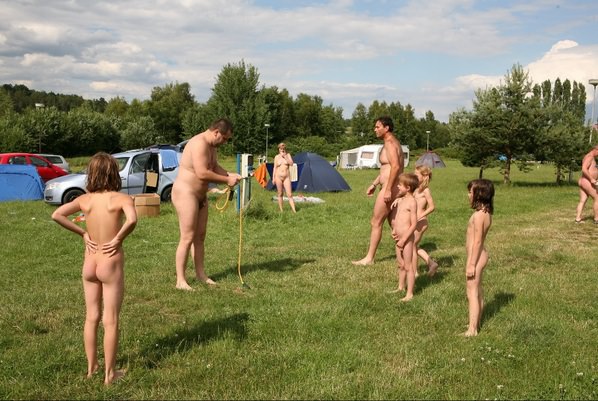 Naturists arrived on the nature on a car | Russianbare