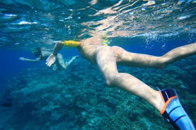 Photo of nudists which float bare under water | Russianbare