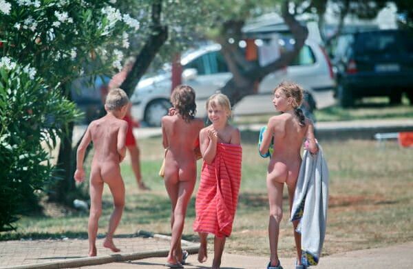 Nudists have a rest in the cottage city - Purenudism photo | Russianbare